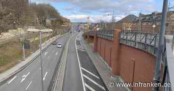 Coburg: Zwei Fahrzeuge kollidieren auf der Frankenbrücke - Trümmerteile auf Bahngleisen sorgen für Sperrung - inFranken.de