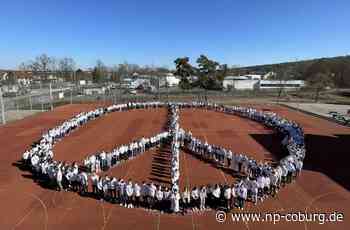 Lichtenfels - Gymnasiasten formen Peace-Zeichen - Neue Presse Coburg