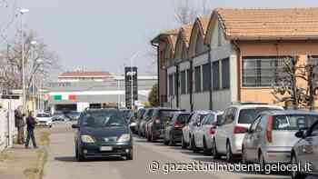 Modena, via Pica, tutti in fila per il metano a un euro: «Qui da Bologna per risparmiare sul pieno» - La Gazzetta di Modena