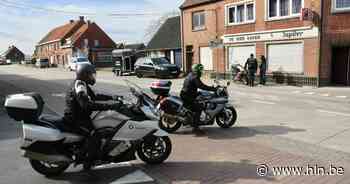 Verstrooide motorrijder botst tegen auto op berucht kruispunt Vier Kaven - Het Laatste Nieuws