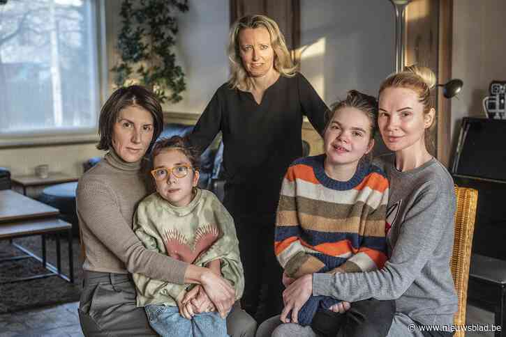 Caroline vangt twee Oekraïense moeders met dochters op die zelfde aandoening hebben als haar eigen dochter: “Ze is onze reddende engel”