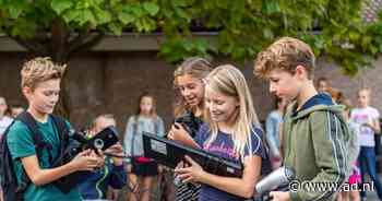 Van kapotte waterkoker tot defect mobieltje: Gorcumse scholieren halen elektronisch afval op - AD.nl