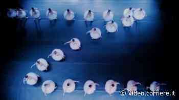 La coreografia delle ballerine del Donbass Opera che forma una «Z» pro Putin - Corriere TV