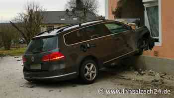 Auto prallt gegen Haus – Hauswand stürzt ein