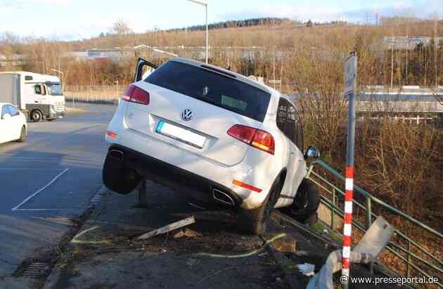 POL-SI: 21-Jähriger verursacht mehrere Verkehrsunfälle - Verdacht der Drogen- und Medikamenteneinnahme