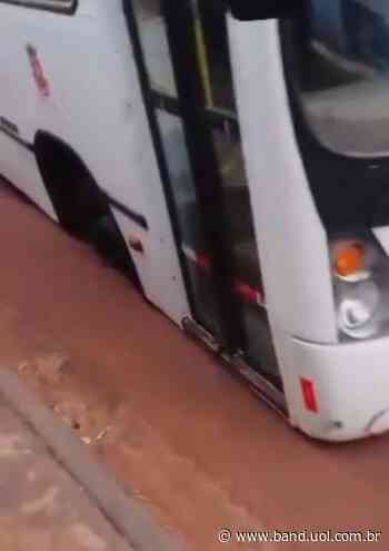 Asfalto cede e ônibus fica preso em buraco na cidade de Itatinga - Band Jornalismo