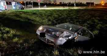 Twee wagens belanden in gracht na botsing op kruispunt N58 in Wervik - Het Laatste Nieuws