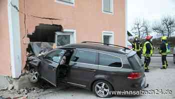 Auto durchbricht Hausmauer in Kirchweidach – Gebäude durch Stützen gesichert