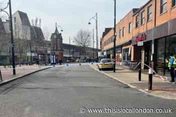 Bexleyheath Broadway Shopping Centre closed - police on scene