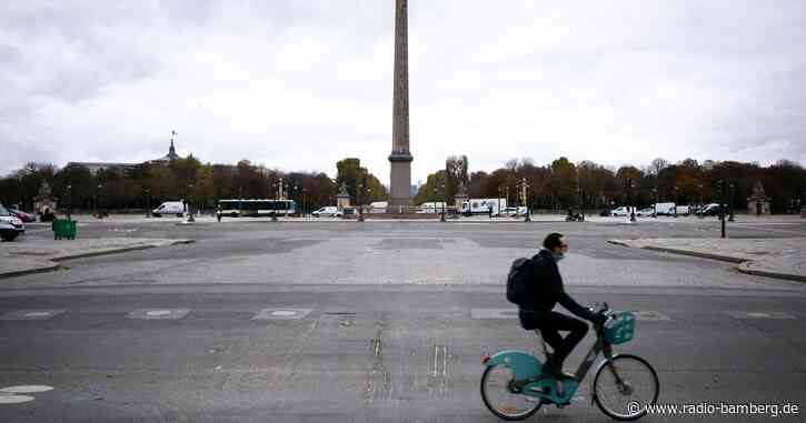 Frau bringt Baby auf dem Place de la Concorde zur Welt