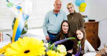 Adri's huis kleurt blauw-geel: Oekraïense Natasja, Valeria en Kira zijn veilig in Biezenmortel - BD.nl