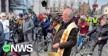 Deken Lokeren wijdt traditiegetrouw honderden fietsen voor een seizoen zonder al te veel ongelukken - VRT NWS