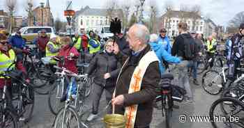 Deken zegent nieuw wielerseizoen in met wijwater | Lokeren | hln.be - Het Laatste Nieuws