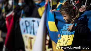 Rührende Szenen: Zwei ukrainische Kinder betreten zum ersten Mal ihre neue Schule in Italien