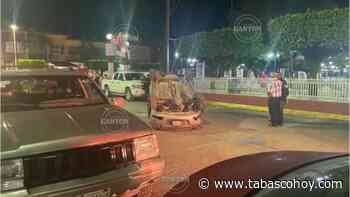 Vuelca auto en centro de Macuspana - Tabasco HOY