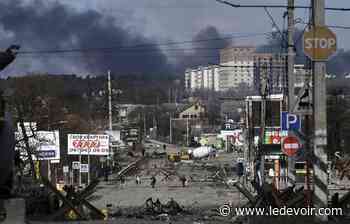 Des couloirs humanitaires vers la Russie, des chars sont aux portes de Kiev - Le Devoir