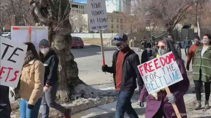 Special Calgary council meeting to address police response to duelling protests
