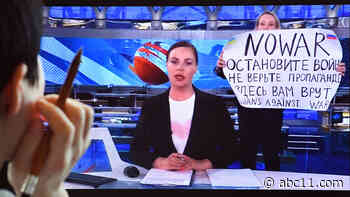 Activist interrupts live Russian state news broadcast with sign protesting Ukraine war
