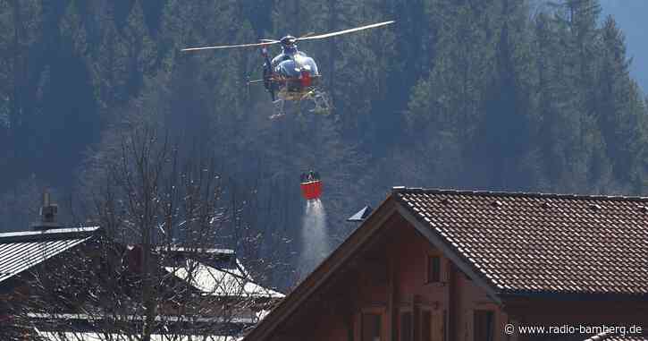 Deutsch-österreichisches Grenzgebiet: Waldbrand lodert noch