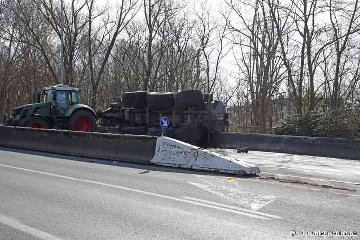 Gekantelde beerkar zorgt voor verkeersellende en geurhinder