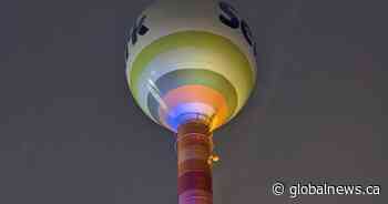 Selkirk’s iconic water tower lights up in support of Ukrainians - Global News