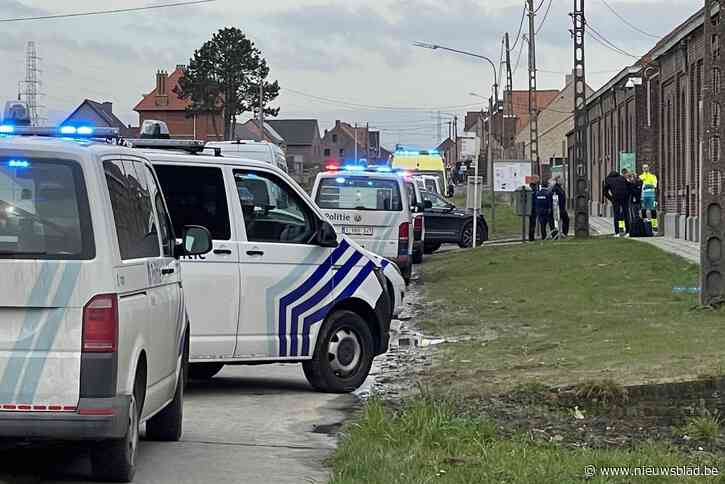 Buitenstaanders betrokken bij ongeziene vechtpartij met honderd mensen in asielcentrum: “Ze kropen plots over het hek”