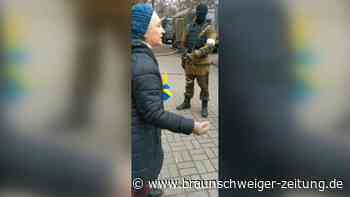 Ältere Ukrainerin stellt russische Soldaten zur Rede