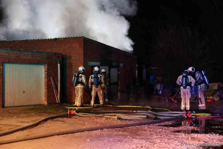 Uitslaande brand vernielt kleine loods achter woningen