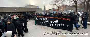Des dizaines de militants pour la manifestation contre la brutalité policière
