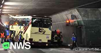 In Eeklo herdenken vrienden meester Frank die bij busongeval in Sierre omkwam: “Na 10 jaar ebt de pijn wat weg, maar ze zal nooit verdwijnen” - VRT NWS
