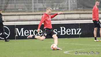 Chris Führich vor VfB-FC Augsburg 2122 - VfB Stuttgart