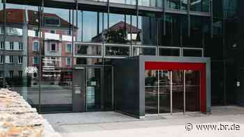 Prozessauftakt in Augsburg: Frau soll Ehemann erstochen haben - br.de