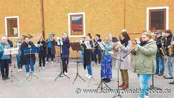 Kapelle gedenkt der Kriegsopfer - Blumberger Musiker senden mit Auftritt ein Zeichen der Solidarität - Schwarzwälder Bote