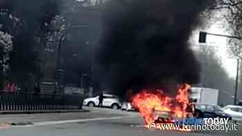 Auto in fiamme in largo Orbassano a Torino, conducente illesa: video - TorinoToday