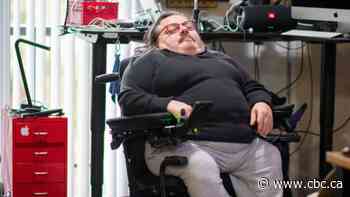 B.C. stranger donates wheelchair to Burlington musician, who now has 3 to replace his broken one