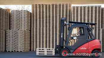 Arbeiter eingeklemmt: Gabelstapler kracht ungebremst in eine Wand - Nordbayern.de