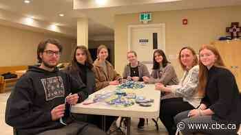 Sask. youth weave bracelets to raise donations for humanitarian aid in Ukraine