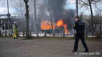 Feuerwehr löscht brennenden Lkw mit Gasflaschen im Anhänger - SWR Aktuell