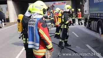 Lkw-Brand auf B20 bei Marktl ruft Feuerwehren auf den Plan