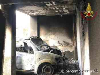 Clusone, incendio di un’auto: evacuati tre appartamenti per il fumo - Corriere Bergamo - Corriere della Sera