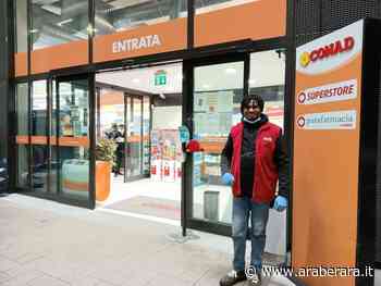 CLUSONE - John che stava fuori dal supermercato a sistemare carrelli e aiutare la gente. E il Conad lo ha assunto - Araberara - Araberara