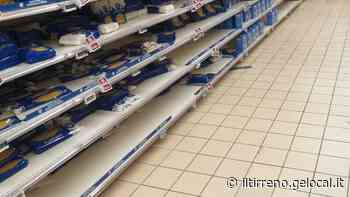 Paura del fermo trasporti, corsa all'acquisto. E nei supermercati di Massa gli scaffali si svuotano - Il Tirreno