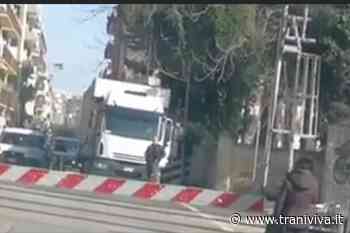 Furgone fra le sbarre abbassate: scene già viste ma sempre attuali - TraniViva