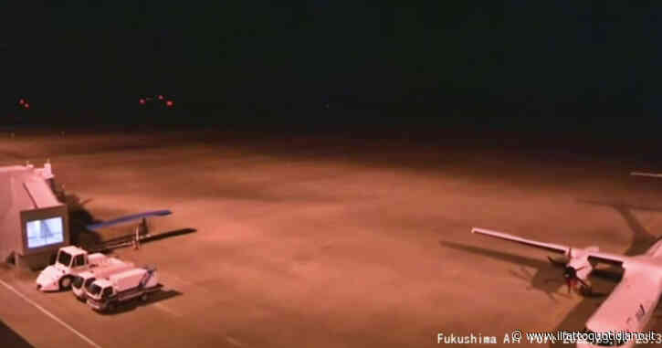 Terremoto in Giappone, il video della scossa all’aeroporto di Fukushima: le oscillazioni, poi lo scalo resta al buio