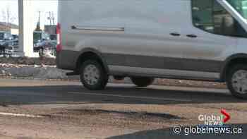 City of Edmonton letting Mother Nature take care of windrows as focus turns to potholes - Global News