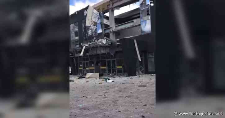 Guerra Russia-Ucraina, colpita una piscina a Mariupol: “Sotto le macerie anche donne incinte e bambini” – Video