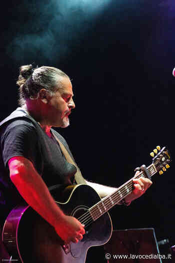 Sold out il concerto della voce storica dei Modena City Ramblers a Cherasco - LaVoceDiAlba.it