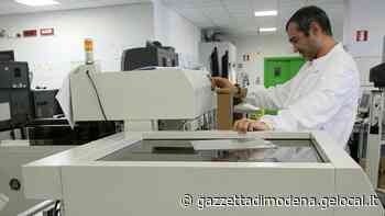 Modena. Esame urine, migliaia di modenesi in attesa Ma i reattivi sono in arrivo: lunedì si riparte - La Gazzetta di Modena