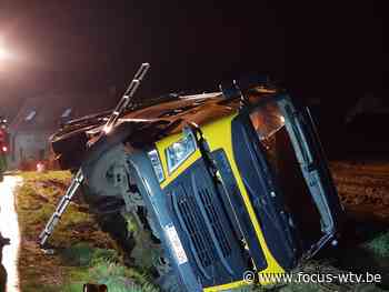 Vuilniswagen kantelt in gracht in Pittem | Focus en WTV - Focus en WTV