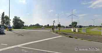 Fietsster naar ziekenhuis na aanrijding op N49: “Verkeerslichten waren defect” - Het Laatste Nieuws